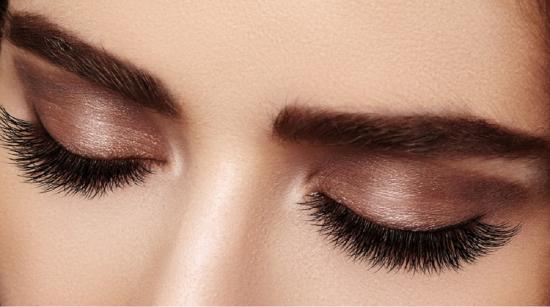 geschlossene Augen mit künstlichen Wimpern